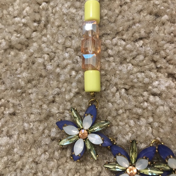 Statement floral necklace - Picture 2 of 2